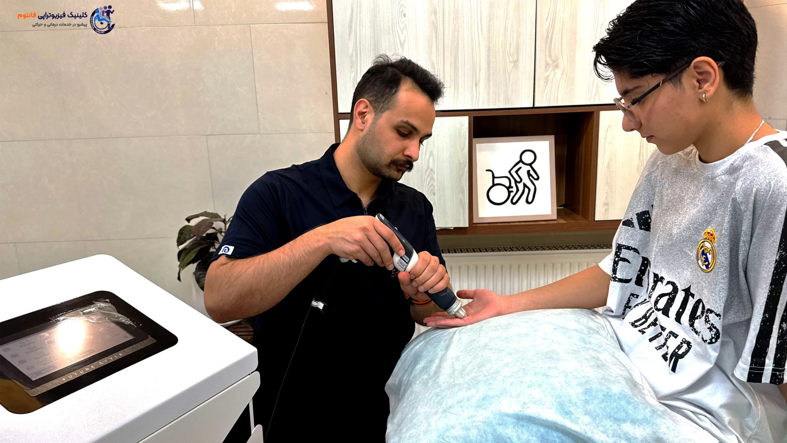 شاک ویو کف دست- تصویر از فیزیوتراپی فانتوم زنجان