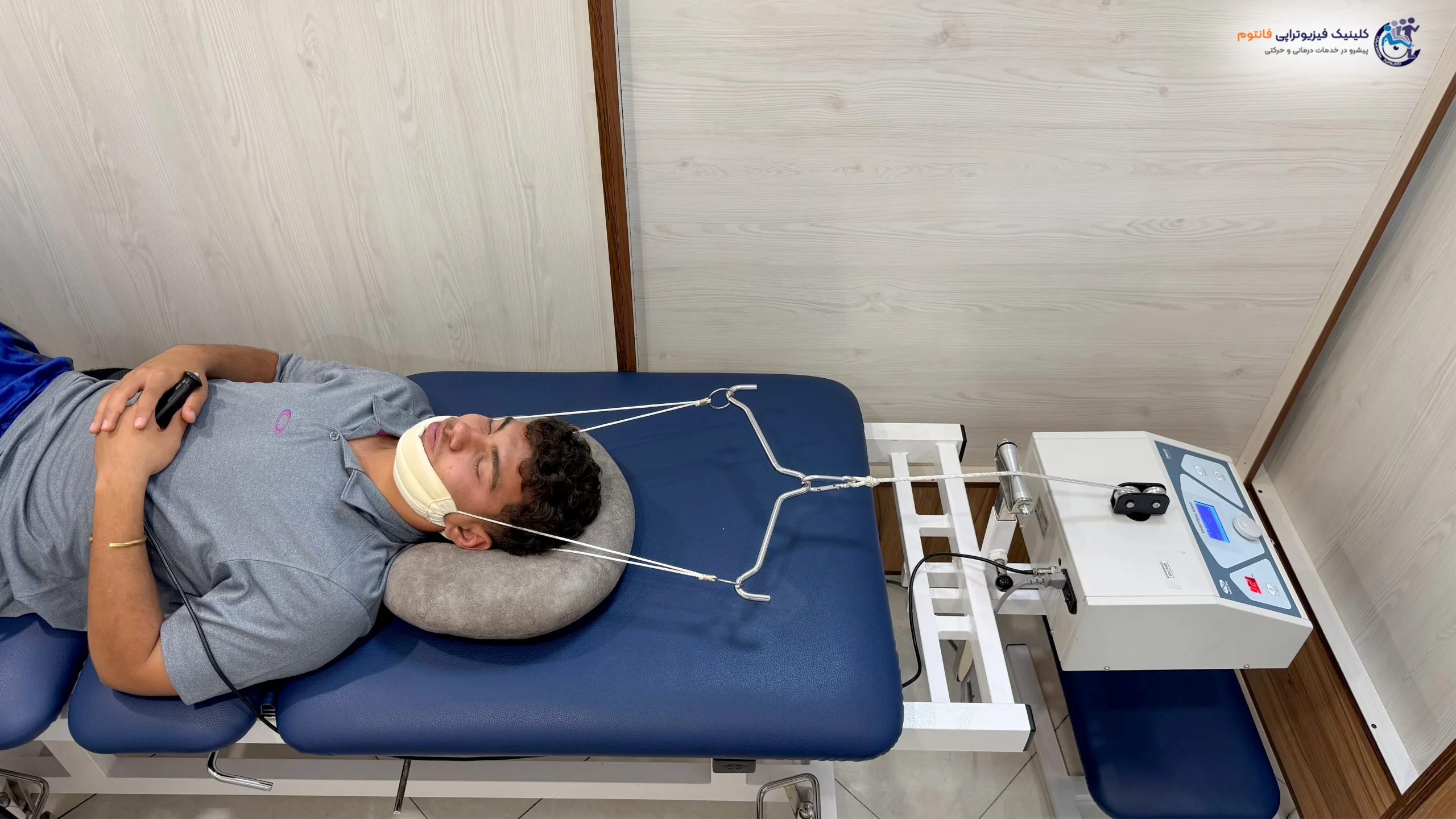 ترکشن گردن افقی- تصویر از فیزیوتراپی فانتوم زنجان